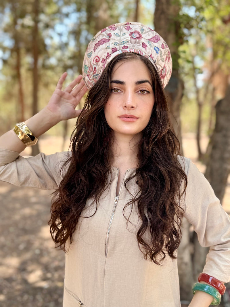 כובע שיק רקום בז׳ פרחים (7900037054640)