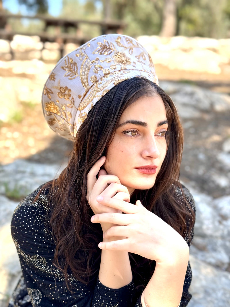 ⁨⁨⁨⁨⁨⁨⁨⁨⁨⁨⁨⁨⁨⁨⁨⁨⁨⁨⁨⁨⁨⁨⁨⁨⁨⁨כובע שיק רקום לבן פרחי זהב ⁩⁩⁩⁩⁩⁩⁩⁩⁩⁩⁩⁩⁩⁩⁩⁩⁩⁩ (7863255007408)