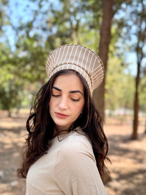 ⁨⁨⁨⁨ כובע שיק קומפורט פסים בז׳ לבן ⁩⁩⁩⁩ (7878141542576)