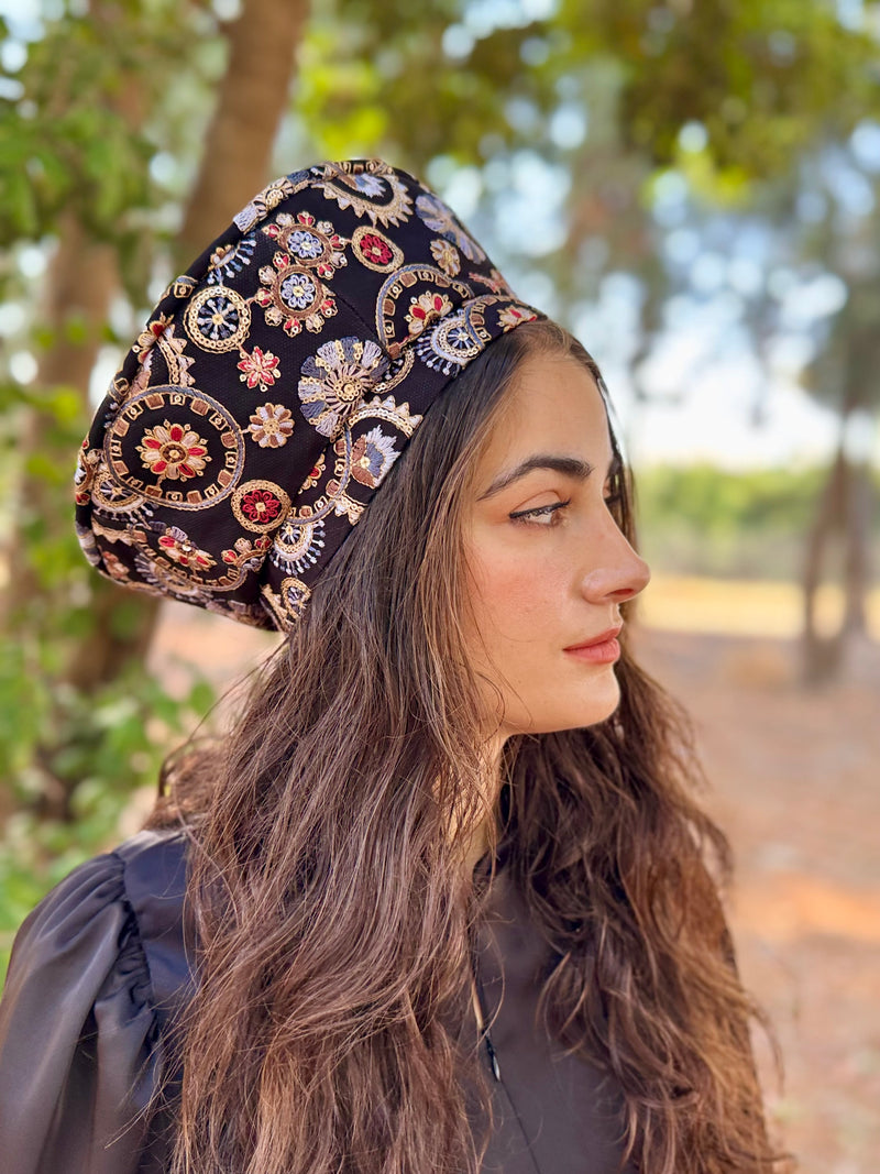 כובע שיק רקום עיגולים שחור תכלת (7900036104368)